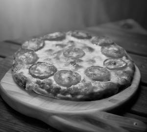 Fresh tomato pizza