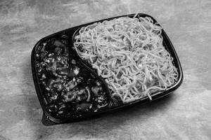 Veg Hakka Noodles + Chilli Chicken Gravy