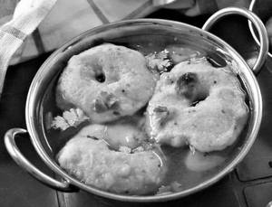 Rasa Vada (4 Vadas With Extra Rasam and Poppadom)