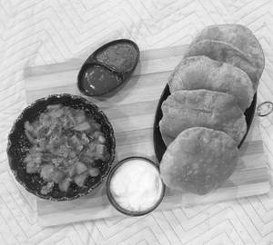 Poori with aloo sabzi [5 pieces]