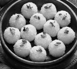 Cocount ladoo