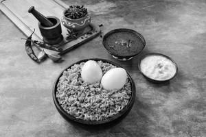 Dindigul Egg Biryani (seeraga Samba Biryani - Served With 2 Eggs, Chicken Gravy & Raita - 475g)