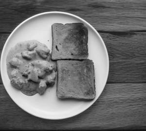 White sauce chicken with 2 slices of brown bread