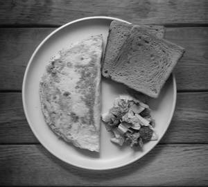 Cheese and mushroom omelette with salad and toasted breads