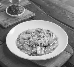 Wok Fried Noodles Served With Mixed Vegetable
