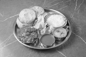 CHICKEN SUKHA BONLES THALI 