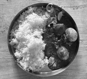 Write rice muttai kulambu +vengaya thayir pachadi