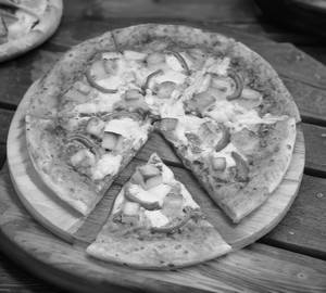Paneer pizza with cheese