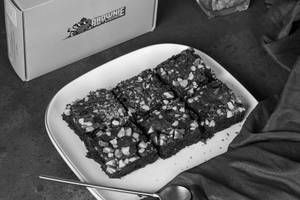 Eggless Mini Nutty Brownie Box