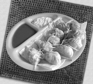 Veg Steamed Momos [10 Pieces]
