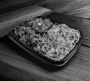Egg noodles with chilli paneer [3 pieces]