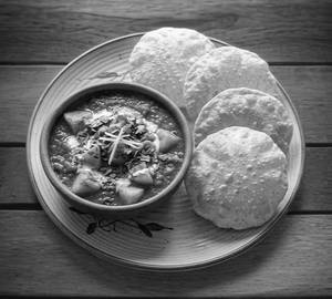 Aloo Tamatar Sabji With 4 Chawal Ki Poori