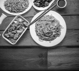 Veg noodles with chilli paneer [3 pieces]