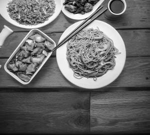 Veg noodles with chilli chicken [3 pieces]