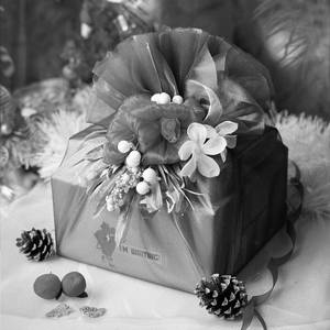 Eggless Silver Cake Gift Hamper
