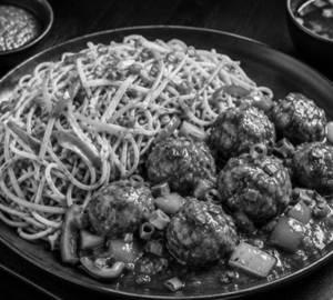 Veg Chowmin [ 750 ML ] WITH MANCHURIAN [ 300 ML]