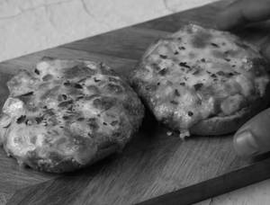 Cheesy Paneer Bun