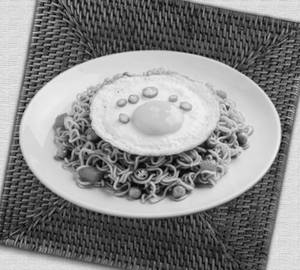 Current Noodles With Egg Pouch