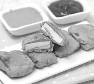 Paneer pakoda with chutney