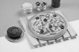 Fresh Veggie Pizza and Chocolava Combo