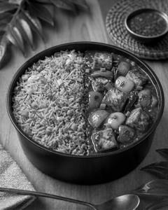 Veg Fried Rice With Paneer Chilli Gravy