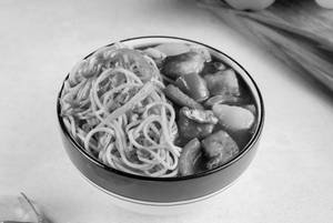 Hakka Noodles with Chilli Paneer