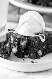 White Chocolate Brownie With Ice Cream