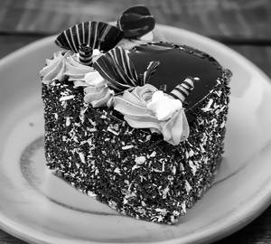 Chocolate Crunch Heart Shape Cake [450 G]