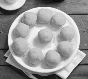 Ghee Besan Ladoo