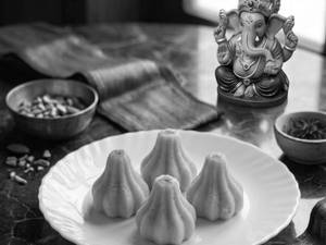 Khoya Kesar Modak