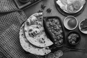 Chana Masala + Tandoori Roti (2pcs) + Gulab Jamun (2 Pcs)