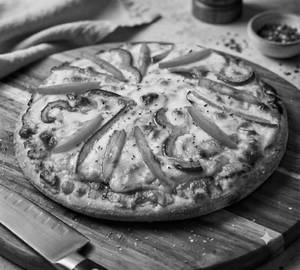 Tomato and capsicum pizza