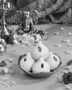Mawa Pista Modak