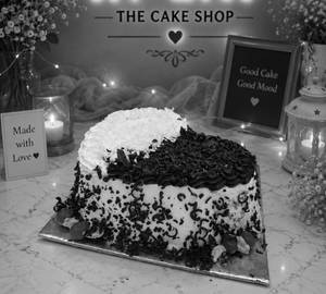 Premium  chocolate delight heart cake 500g