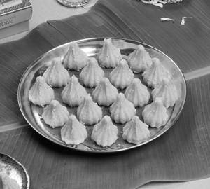Kaju Kesar Modak