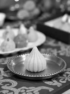 Plain Khova Modak