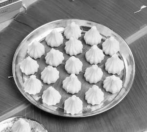 Safed Modak