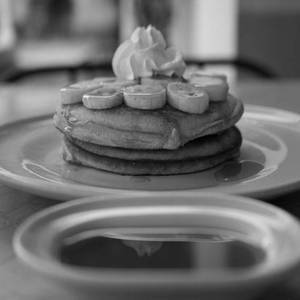 Pancakes Topped With Banana Slices ,cinnamon & Maple Syrup (3nos)