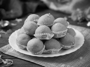 Besan Ladoo ( Desi Ghee)