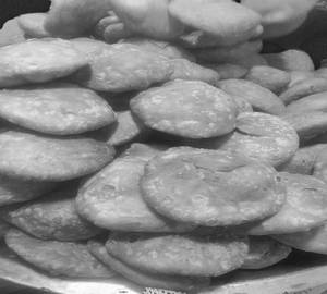 Pyaaz Kachori Aloo Sabzi ( 2Pcs )