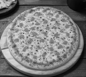 Onion and tomato pizza