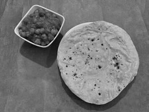 Purane Dilli Chole Tawa Roti Combo
