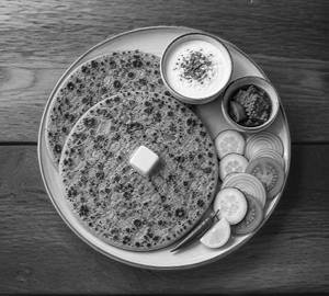 Pyaj paratha with dahi achar and salad [2 pcs]