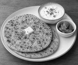 Stuffed Paneer Paratha With Curd ß Pickle