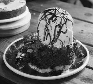 Sizzling brownie with vanilla ice cream