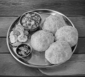 Poori Sabji With Salad Achar 4 Pcs