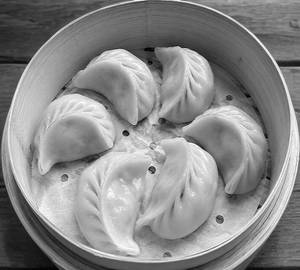 Steamed Momos With Tikhi Chutney ( 6 Pices )