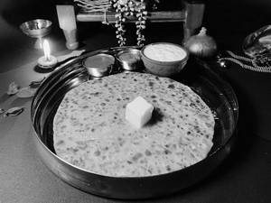 Paneer Pyaaz Paratha (1 Pc - Palak Base Whole Wheat)