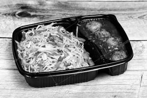 Veg Noodles With Chicken Manchurian [2 Pieces]