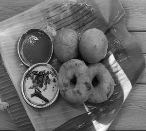 2 Mysore Bonda+ 2 Minapa Vada